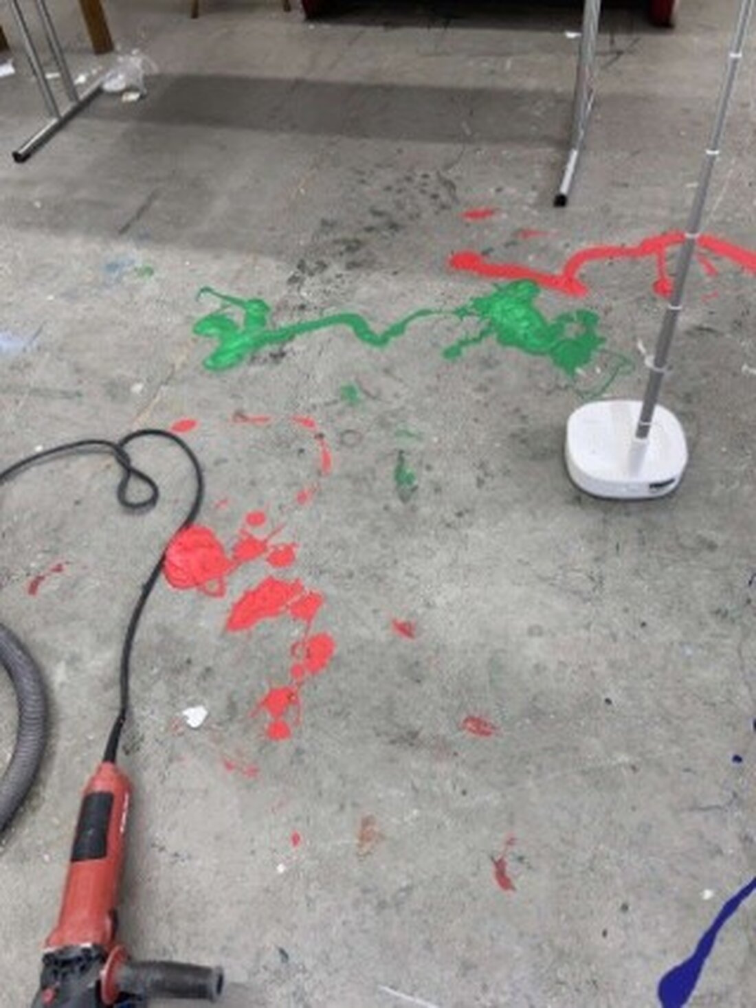 Schwandorf. Unbekannte drangen nachts in das Künstlerhaus in Fronberg ein und beschmierten den Boden mit Farbe. Ein Zehnjähriger wurde von Mitgliedern eines Vereins erwischt.