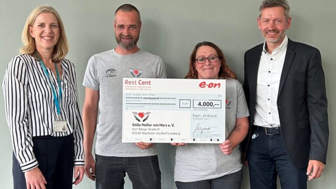 Maxhütte-Haidhof. E.ON-Mitarbeitende spenden 4.000 Euro aus dem Hilfsfonds Rest Cent an den Verein Stille Helfer mit Herz. Damit rückt ein Spezialrollstuhl für ein achtjähriges Mädchen näher, Gesamtkosten 20.000 Euro.