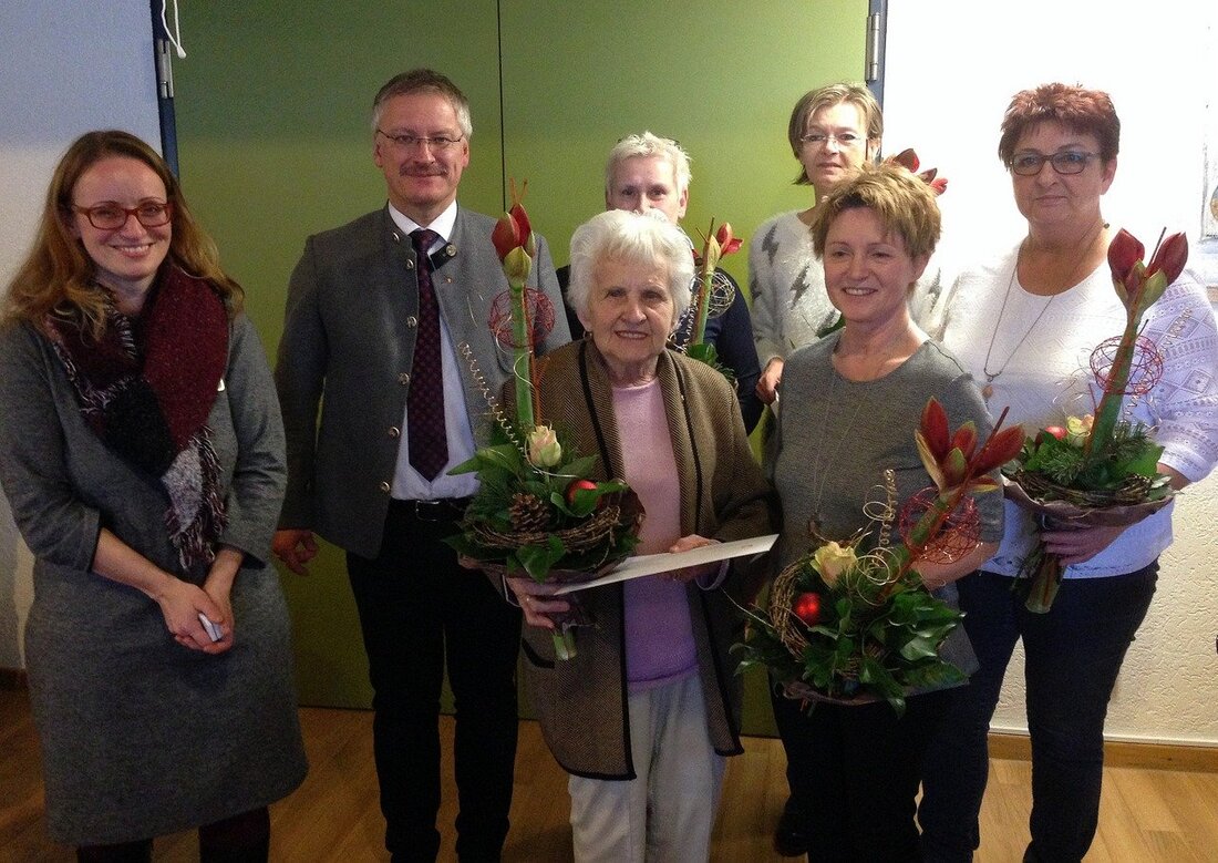 Neustadt/WN. Empathie, Freundlichkeit und Menschlichkeit zeichneten die Mitarbeiterinnen des Caritas Alten- und Pflegeheimes St. Martin aus, die im Rahmen einer Adventsfeier mit den Bewohnern ihr 25-jähriges Dienstjubiläum feierten. „Sie leisten [&hellip;]