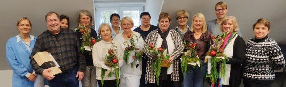 Kemnath. Am Krankenhaus Kemnath wurden langjährige Mitarbeitende für 45, 40 und 25 Jahre Treue geehrt. Leitung und Team dankten mit persönlichen Worten, Blumen und Gutscheinen; zwei Kräfte traten in den Ruhestand.