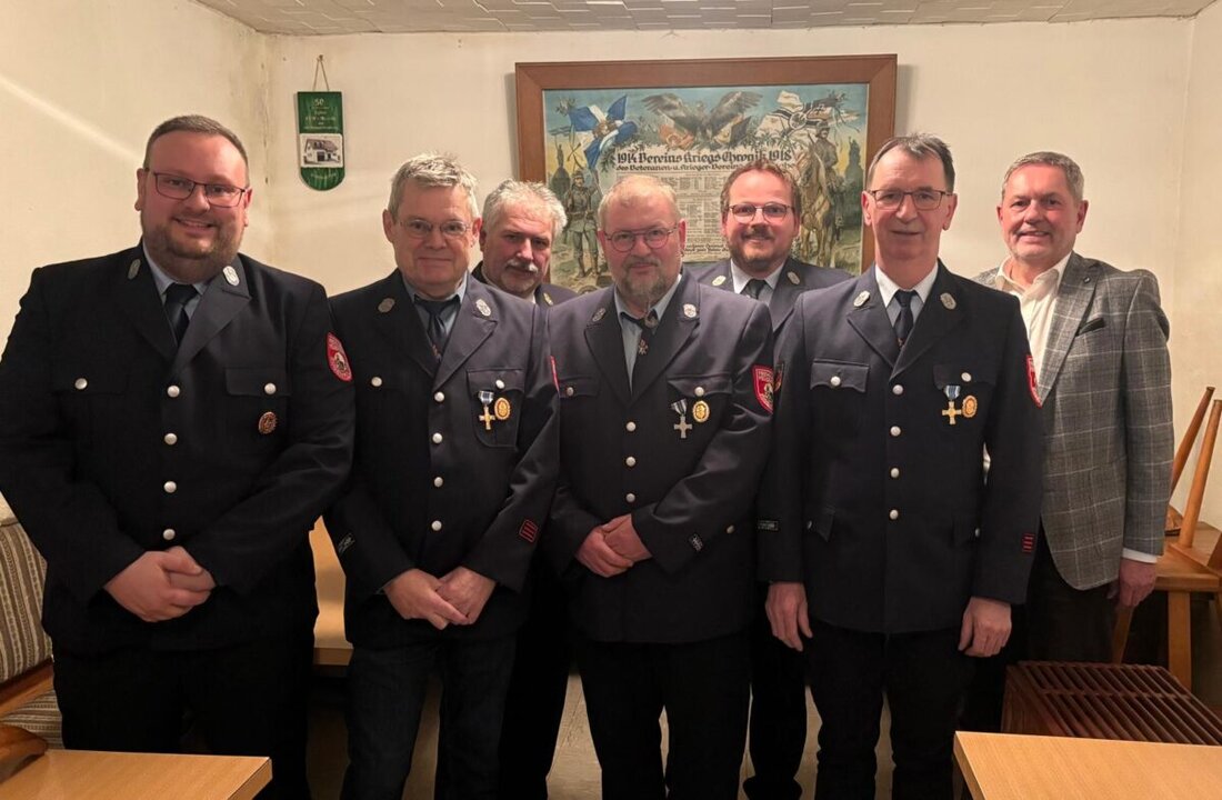 Zogenreuth. Am 6. Februar 2026 traf sich die Feuerwehr zur Jahreshauptversammlung im Vereinslokal Strauß um 19 Uhr. Berichte meldeten 70 Mitglieder, 37 Aktive und mehrere Einsätze; zudem gab es Ehrungen und Ausblicke auf Feste.