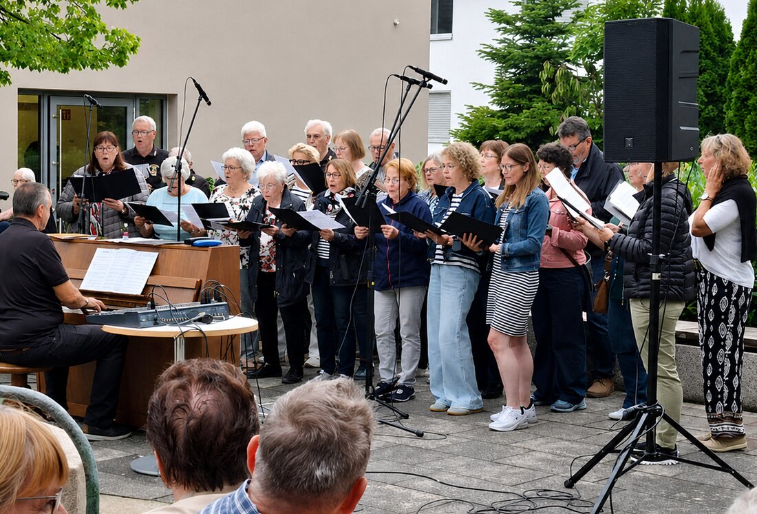 Schirmitz. Am Donnerstag, 16. Juli, laden Männergesangverein Frohsinn und Kirchenchor zum Schirmitzer Dorfsingen vor dem Rathaus ein. Ab 19 Uhr erklingen Shanty- und Seemannslieder zum Mitsingen, für Verpflegung ist gesorgt.