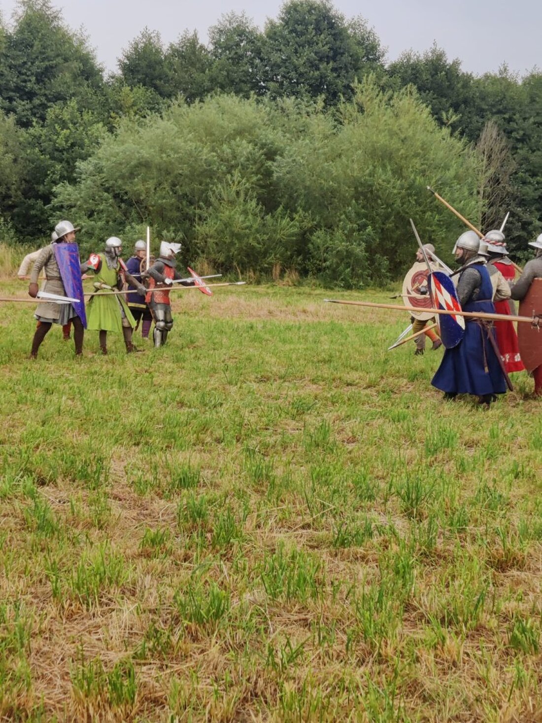 Bärnau. Über 80 Darsteller versammelten sich im Geschichtspark Bärnau-Tachov zum historischen Militärmanöver und boten beeindruckende Kampfdarbietungen. Trotz wechselhaftem Wetter lockte die Veranstaltung zahlreiche Besucher an.
