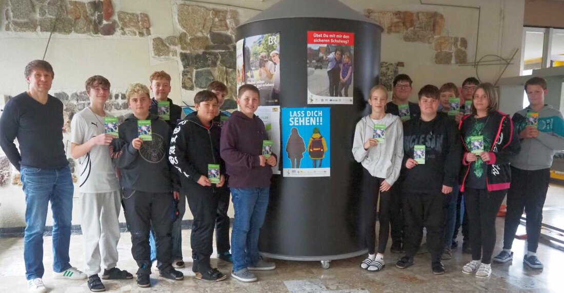 Erbendorf. 14 Schüler wurden nach einer Schulbuslotsenausbildung, gehalten von Polizeioberkommissar Carsten Landgraf, erfolgreich für ihre Aufgaben auf den jeweiligen Buslinien qualifiziert. Lehrer Bernd Bergler wird sie als Sicherheitsbeauftragter durch das Schuljahr begleiten.