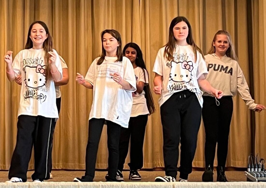 Pressath. Mittelschul-Mädchen begeisterten beim Kaffeekränzchen der Pfarrei St. Georg mit Tänzen zu Pop-Hits nach monatelanger Vorbereitung.