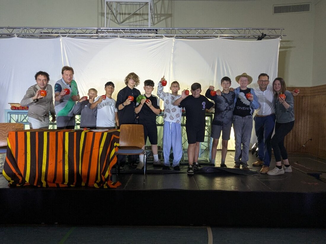 Tirschenreuth. Mittelschüler präsentierten ein Präventionsprojekt als Kochshow, das zeigt, wie man in einer Stunde gesund kochen und essen kann. Das Theaterstück "Fast Food" kombinierte Kochen, Essen und Abwaschen mit Humor und kreativem Theater.