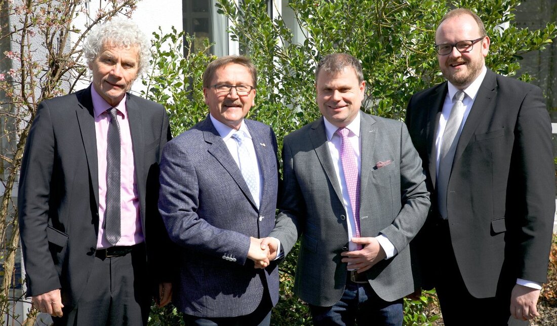 Windischeschenbach/Erbendorf. Die Stadt Erbendorf ist gemeinsam mit der Stadt Windischeschenbach jetzt Mittelzentrum. Bürgermeister Hans Donko und Bürgermeister Karlheinz Budnik begrüßten das Inkrafttreten des Landesentwicklungsprogramms, mit der die Aufstufung jetzt amtlich [&hellip;]