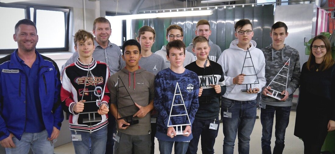 Mitterteich. Schweißen, schleifen, schneiden: Die Schott AG lud die Mittelschule Mitterteich zum gemeinsamen Metall-Projekt ein. Das Ergebnis nach 16 Praxisstunden sind tolle Weihnachtsbäume aus Metall – und das garantiert 100 [&hellip;]