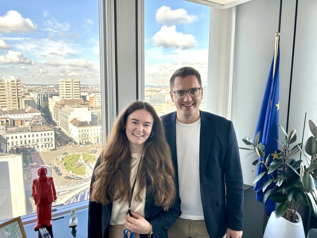 Mitterteich/Brüssel. Lara Zeitler aus Mitterteich absolvierte ein vierwöchiges Praktikum im Büro des Europaabgeordneten Christian Doleschal, um Einblicke in den europäischen Politikbetrieb zu erhalten.