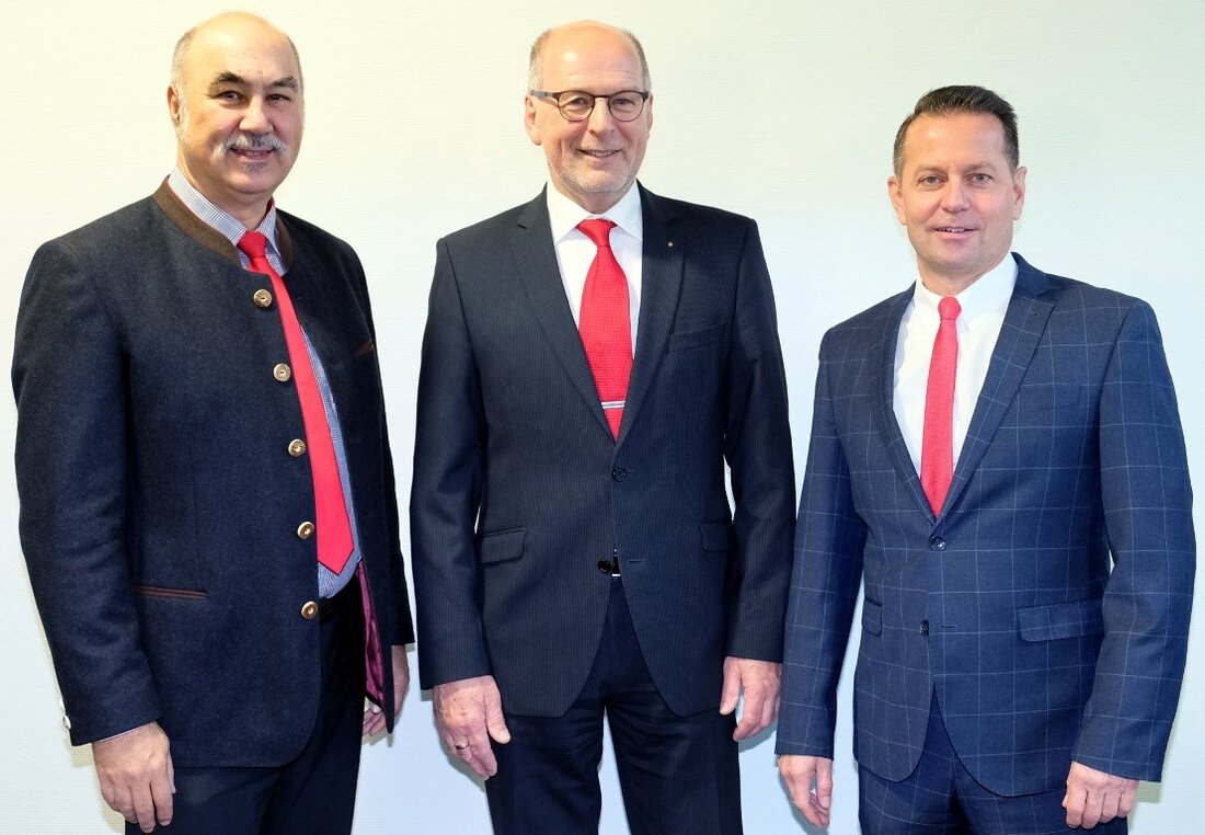 Neustadt/WN/Parkstein/Floß. Nach 47 Berufsjahren bei der Vereinigte Sparkassen Eschenbach Neustadt/WN/Vohenstrauß beendet Dieter Seidl seine aktive Berufszeit.  Vorstandsvorsitzender Josef Pflaum und Vorstandskollege Gerhard Hösl würdigen Seidls langjährige Treue zur Sparkasse. Zuletzt [&hellip;]