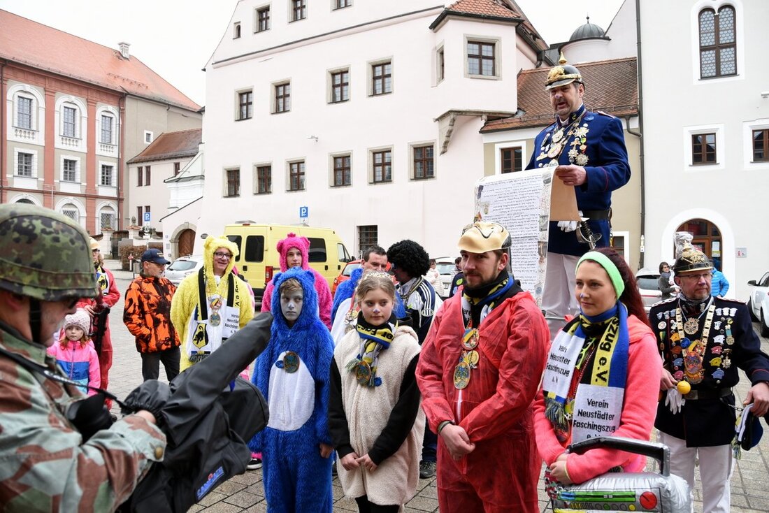 Neustadt/WN. Nichts weniger als „die größte und traditionellste Narren-Demonstration in Nordostbayern“ schlängelt sich am heutigen Sonntag durch die Faschingshochburg Neustadt. Ein solcher „Narrenmarathon“ will freilich sorgfältig vorbereitet sein und weil [&hellip;]