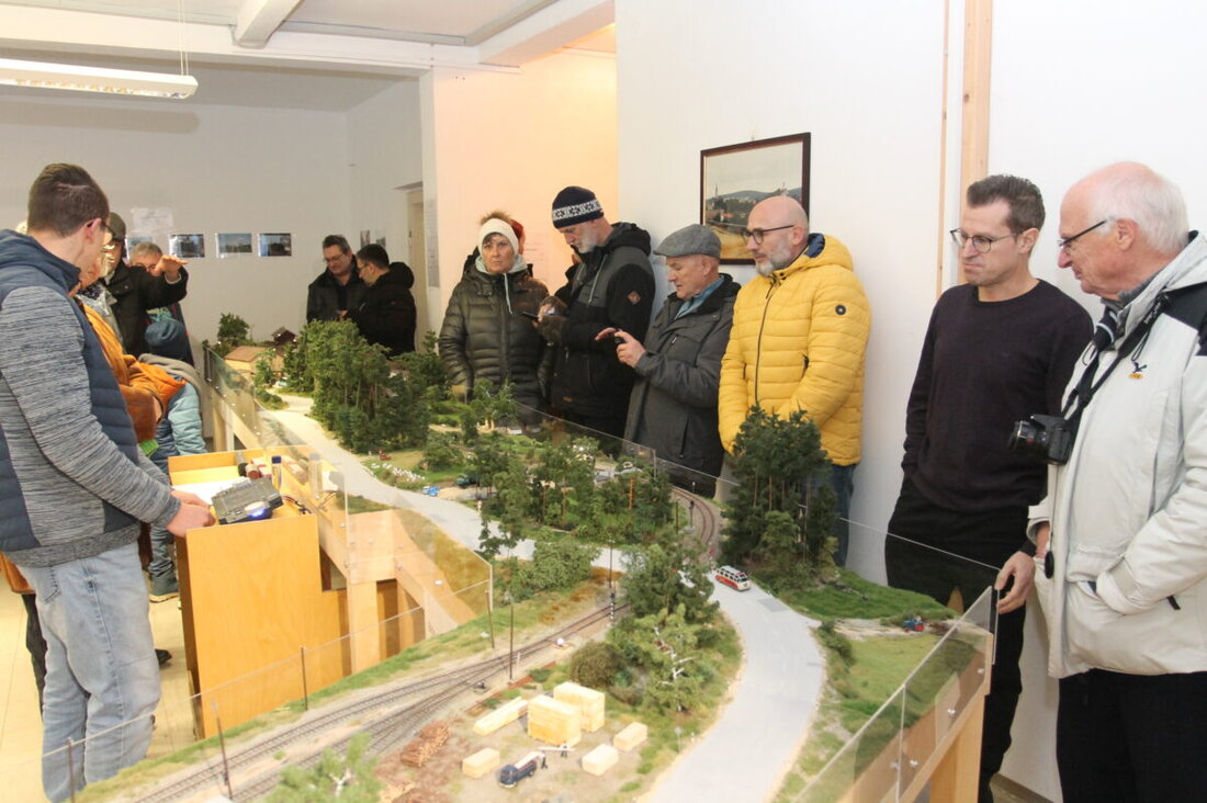 Pleystein. Thomas Sax hat eine 19 Meter lange Modelleisenbahnstrecke von Vohenstrauß nach Waidhaus originalgetreu nachgebaut. Die gesamte Bahn wurde detailgetreu inklusive historischer Fahrzeuge und Umgebung umgesetzt.