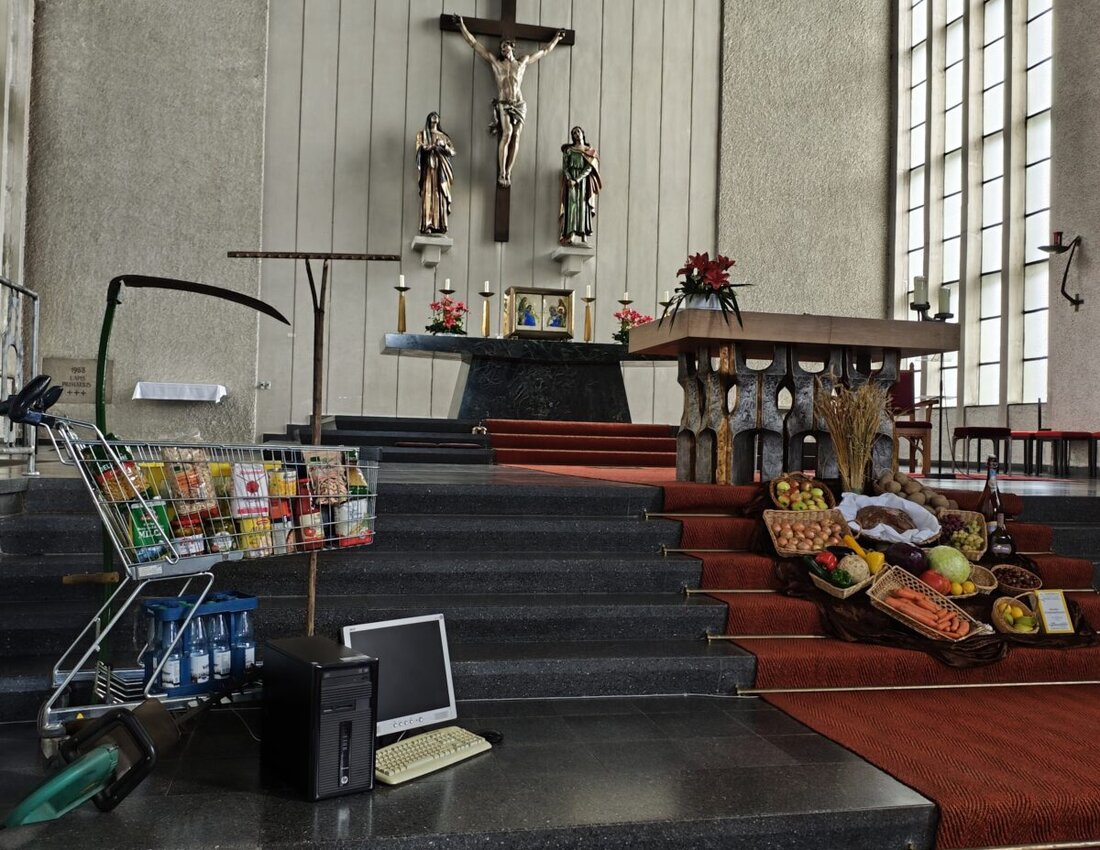 Weiden. In St. Elisabeth zeigte ein moderner Erntedankaltar neben Obst und Brot auch Technik und verarbeitete Lebensmittel, und Pfarrer Jeschner rief zu Dank für Alltag, Arbeit und Gemeinschaft auf.