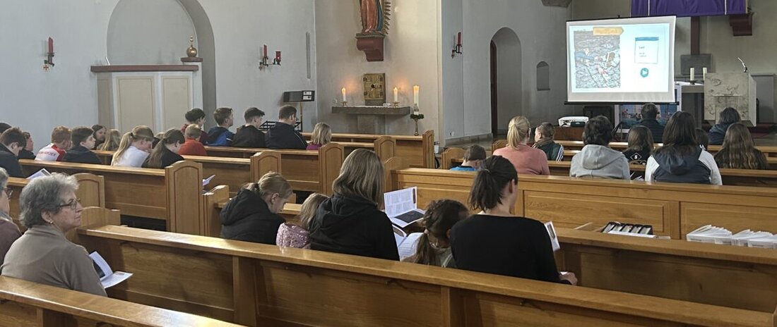 Immenreuth. Über zwanzig Kinder und Jugendliche nahmen mit Familien an einem modernen ökumenischen Jugendkreuzweg teil, der Alltagsszenen mit Bibelstellen verband. Die Andacht nutzte Power-Point und deutsche Popmusik, um Glauben zeitgemäß zu vermitteln.