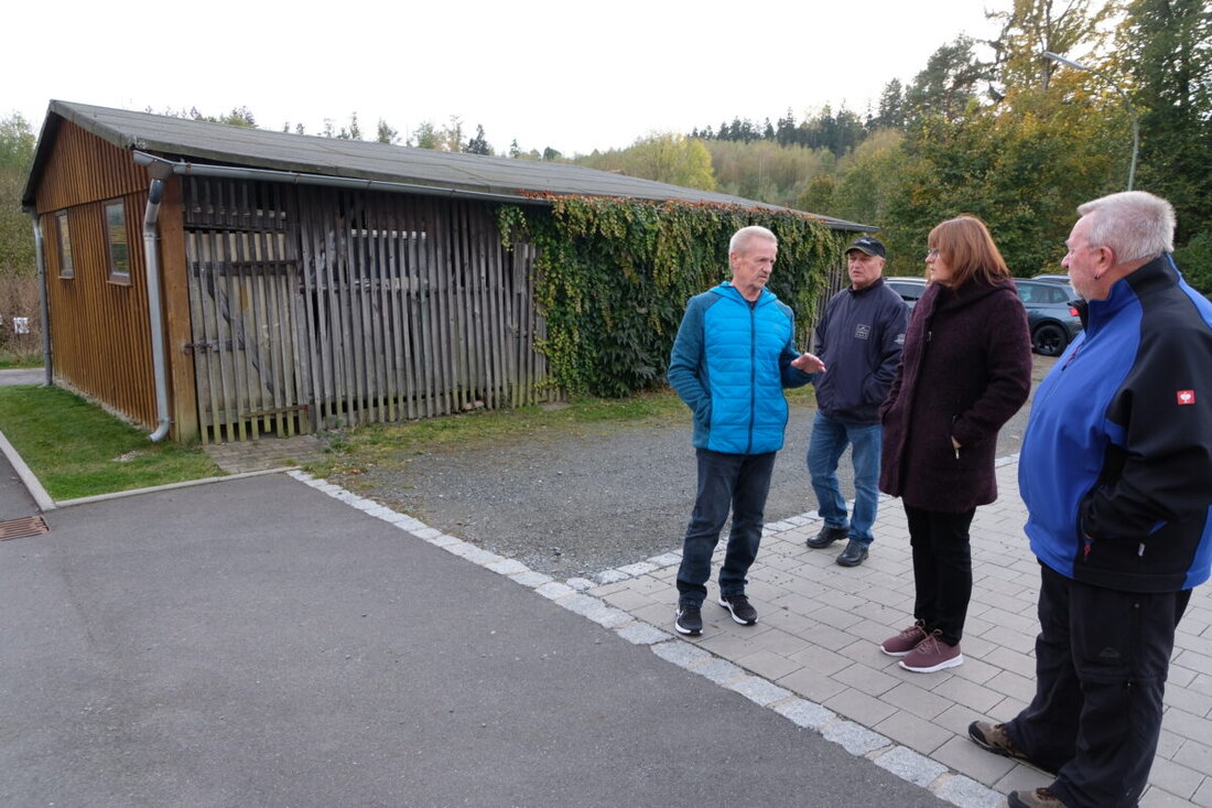 Floß. Die Baugenossenschaft "Eigenheim" modernisiert Altbauwohnungen in Plankenhammer, mit Plänen zur Verbesserung der Heizung und Umgestaltung des Wohngebiets. Entscheidungen über Kostenvoranschläge und weitere Genossenschaftsangelegenheiten wurden getroffen.