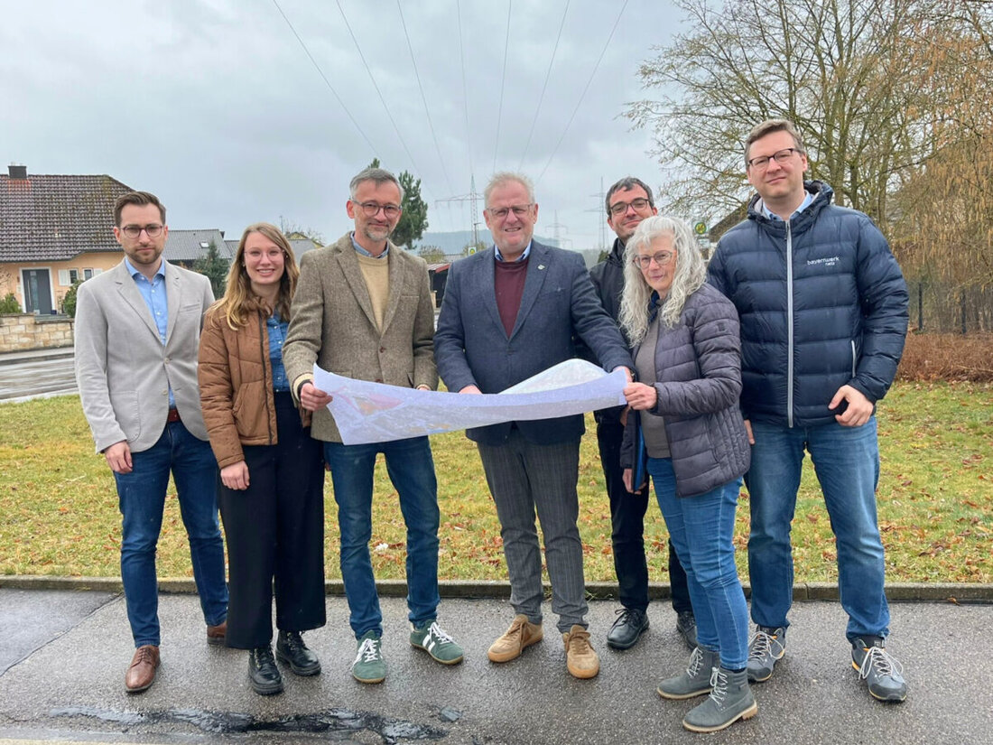 Schwandorf. Die Modernisierung des Stromnetzes zwischen Schwandorf und Regensburg ist geplant, inklusive der Zusammenlegung zweier Stromleitungen und Rückbau von 72 Masten. Ziel ist es, das regionale Netz und dessen europäische Verbindungen zu stärken.