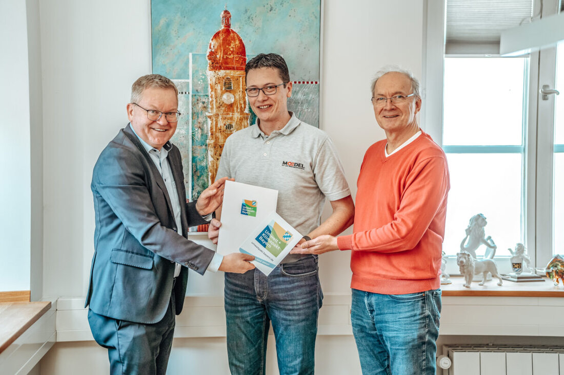 Amberg. Die Schilderfabrikation Moedel wurde für ihr Engagement im Umwelt- und Klimaschutz mit einer Urkunde des Bayern-Umweltpakts ausgezeichnet, wobei zahlreiche Maßnahmen, wie die Nutzung von Ökostrom und Photovoltaikanlagen, umgesetzt wurden.