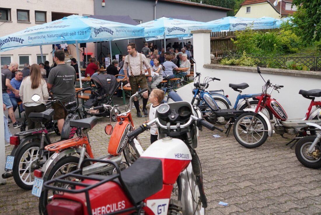 Waldthurn. Nach dem Erfolg 2024 laden die Mofa- und Mopedfreunde am Samstag, 27. Juni 2026, ab 16 Uhr zum zweiten Straßenfest in die Pleysteiner Straße ein. Der Erlös geht an die Kinderkrebshilfe Oberpfalz Nord e. V.