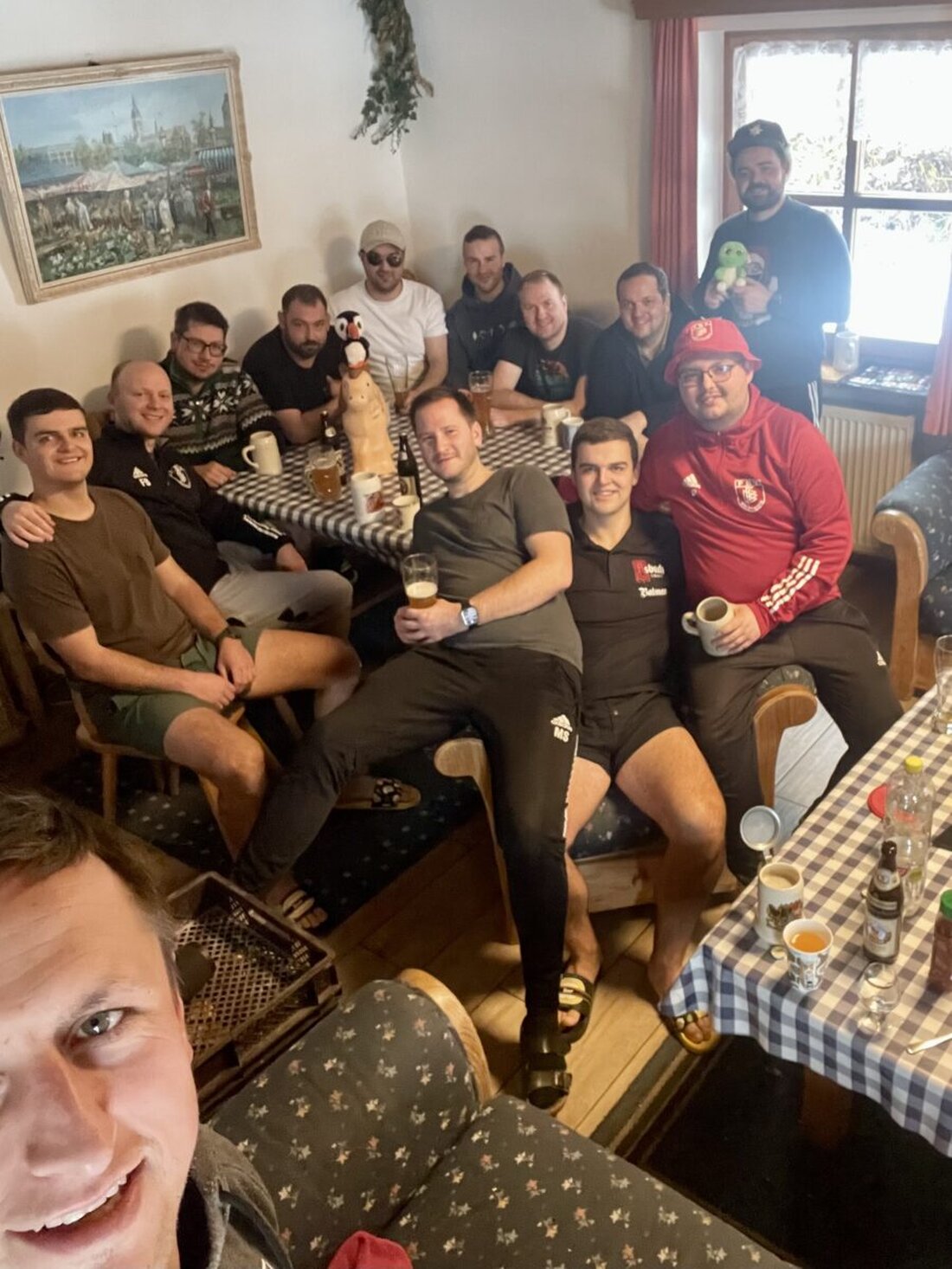 Waldthurn. Nach drei Jahren Pause starten die Mofa- und Mopedfreunde Waldthurn ihre Ausflugsfahrt neu. Vom 28. bis 30. November 2025 ging es zur Hütte „Anneliese“ nach Grafenried; Sauna, Spiele und Rage Cage sorgten für Stimmung.