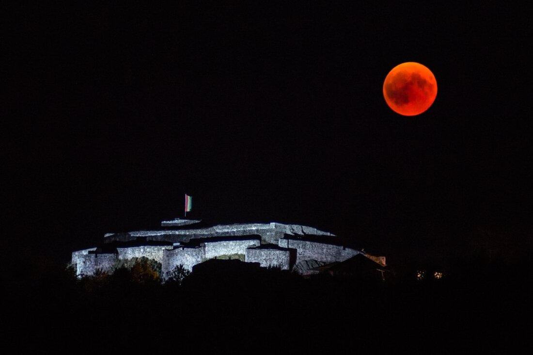 Kemnath/Pressath. Die „Mondfinsternis über der Burg Waldeck“ des Kemnather Fotografen Norbert Vetter lag bei der Publikumsbewertung an erster Stelle. In Kemnath und Pressath präsentierten die Fotofreunde Eschenbach-Grafenwöhr ihre Ausstellungen und [&hellip;]