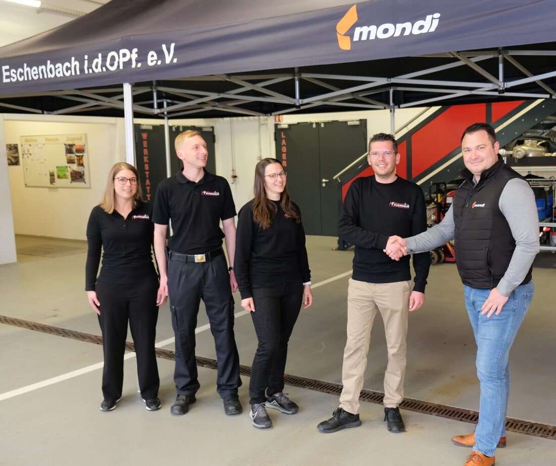 Eschenbach. Die Firma Mondi spendet der Freiwilligen Feuerwehr Eschenbach einen 32 Quadratmeter großen Faltpavillon im Wert von 1.800 Euro. Er dient Einsätzen und Ausbildungen der Jugend und Kinder sowie den Vereinsfesten.