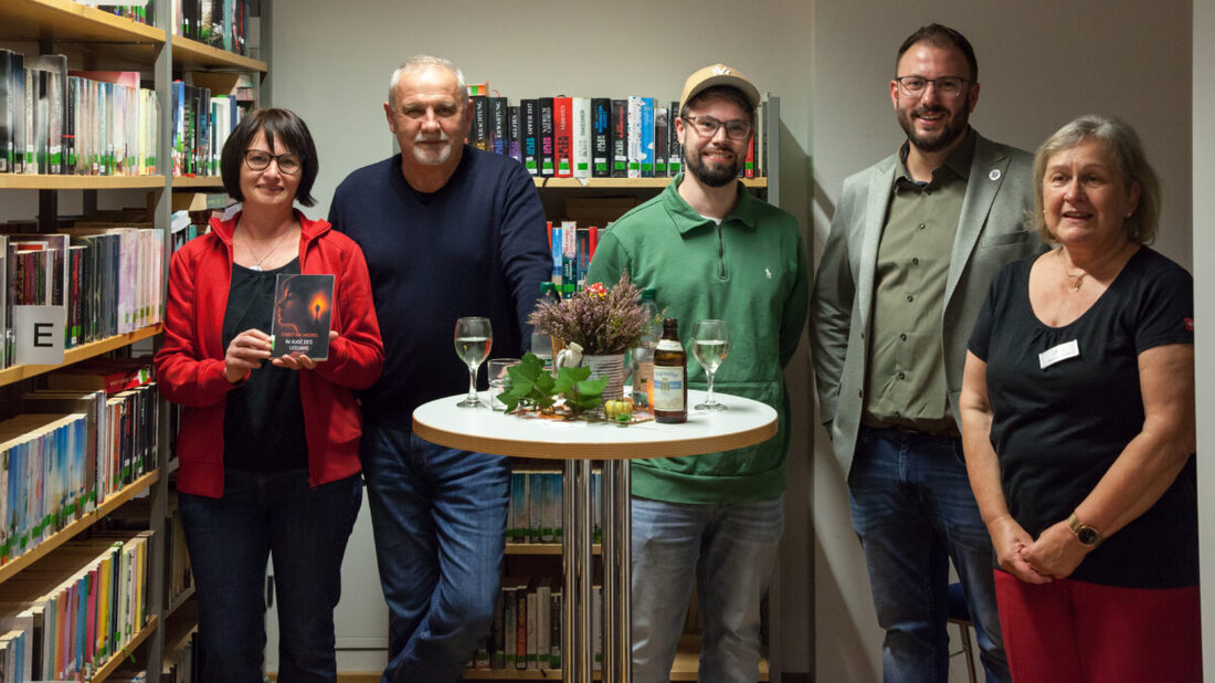 Weiherhammer. Die Mondscheinausleihe lockte Gäste mit Häppchen und Wein, bei der Autor Christian Wrobel seinen Thriller vorstellte, und die Bücherei meldet steigende Ausleih- und Besucherzahlen.
