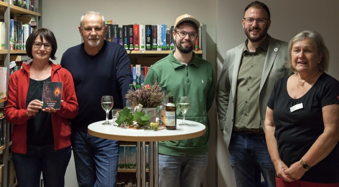 Weiherhammer. Die Mondscheinausleihe in der Gemeindebücherei bot Genuss, Gespräche und Signierstunde mit Autor Christian Wrobel, wobei steigende Ausleih- und Besucherzahlen die Beliebtheit belegen.