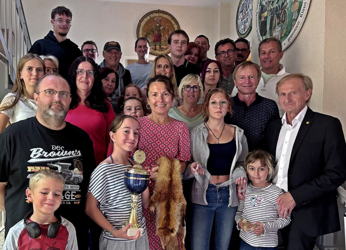 Weiden. Rund 60 Teilnehmer in 21 Autos jagten bei der ADAC-Fuchssuchfahrt über 39 Kilometer zu kniffligen Stationen. Monika Bär griff als Erste den Fuchsschwanz, Manfred Zerhan sammelte die meisten Punkte.