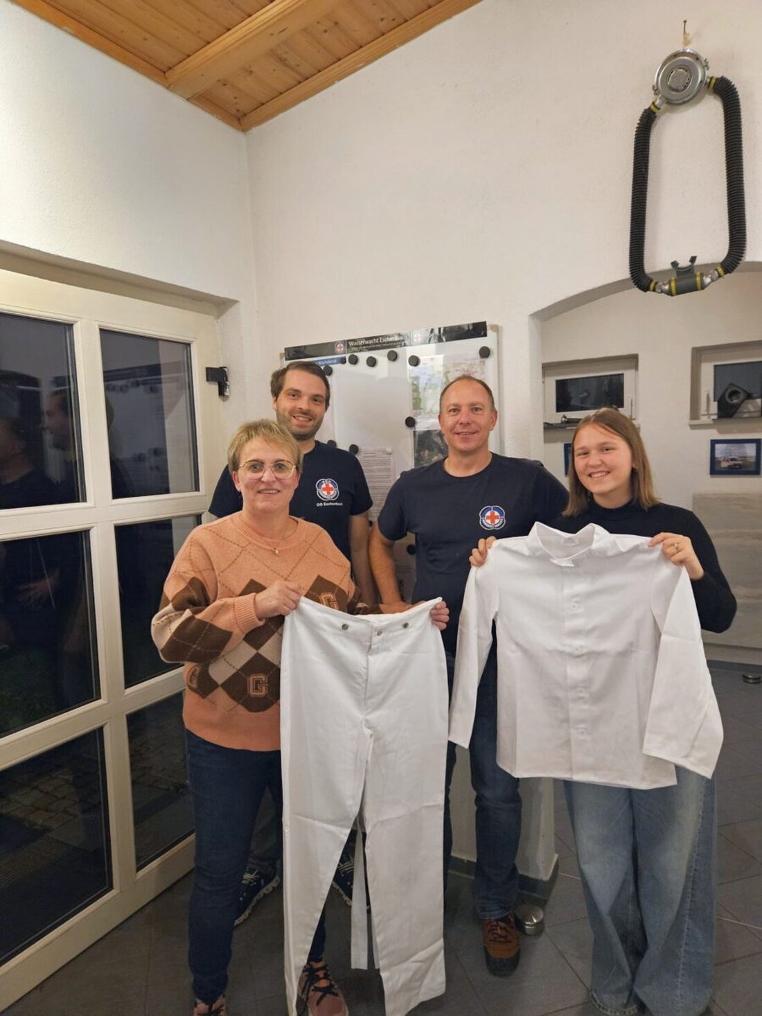 Eschenbach. Dank einer Spende von Monika Diertl konnte die Wasserwacht Eschenbach vier neue Drillichanzugsets für das Kleiderschwimmen anschaffen.