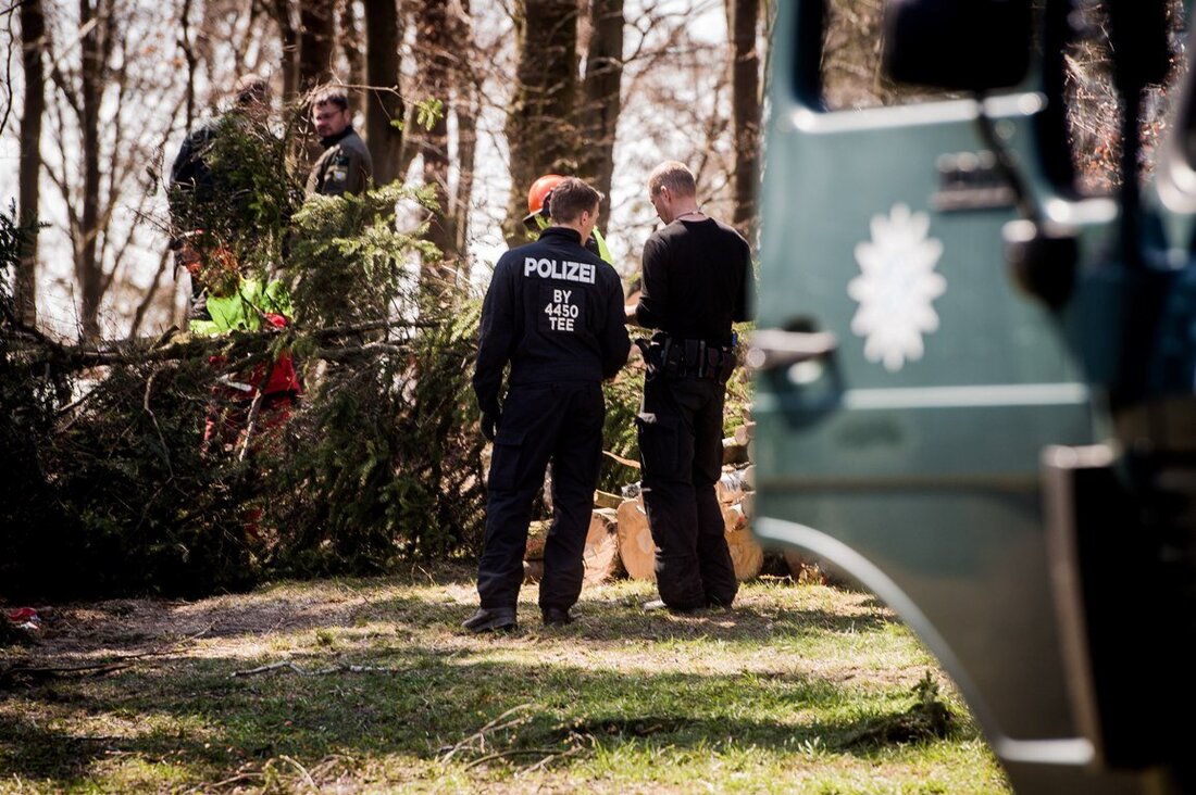 Flossenbürg. Die  Suche nach Monika Frischholz geht eine Woche nach den ersten Grabungen weiter. Die Polizei ist heute wieder vor Ort und will in der Nähe der ersten Suchaktion weiter [&hellip;]