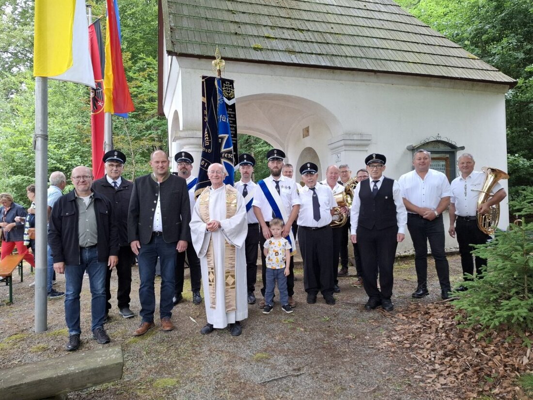 Eslarn. Monsignore Gerhard Hettler hat an der Waldkapelle am Eslarner Goldberg sein Goldenes Priesterjubiläum gefeiert und mit vielen Gläubigen eine Messe zelebriert. Seit 50 Jahren steht sein Wirken für Nähe und Versöhnung.