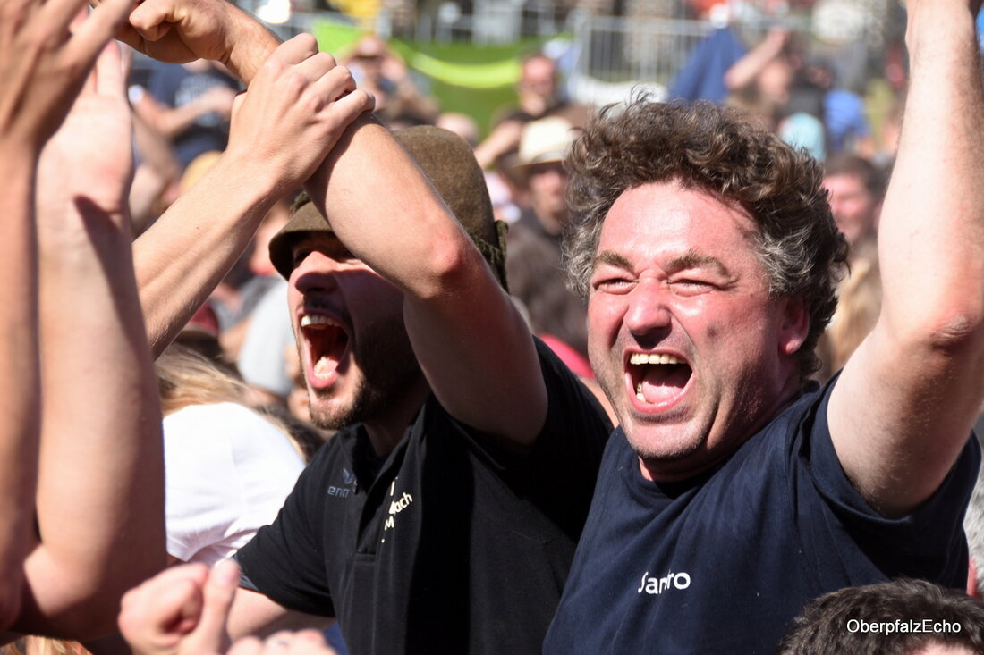 Moosbach. Der Moderator des Bayerischen Rundfunks macht eine lange Pause, eine quälend lange Pause. Das oberbayerische Unterdießen hat beim Promi-Raten, der dritten und entscheidenden Aufgabe im Finale um das Bayern-3-Dorffest, [&hellip;]