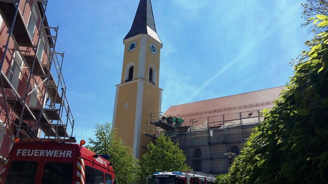 Moosbach. Gegen 11.15 Uhr ist heute bei Renovierungsarbeiten das Dach der Pfarrkirche St. Peter und Paul in Moosbach in Brand geraten.  Wie die Polizei gerade mitteilte, handelt es sich um einen Schwelbrand am [&hellip;]
