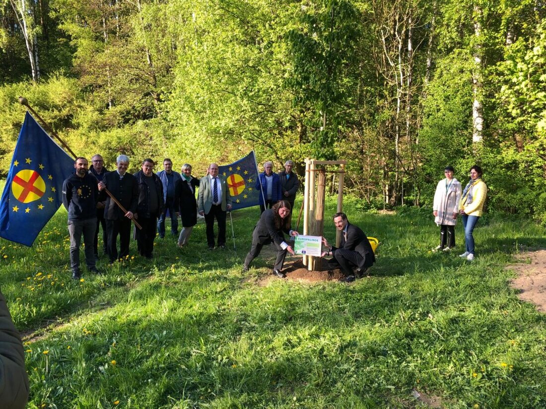 Moosbach. Zum Europatag pflanzte der Markt Moosbach mit der Paneuropa-Union eine Europalinde im Generationenpark, symbolisch für Solidarität und Einheit. Die Veranstaltung, u.a. mit Bürgermeister und Pfarrer, betonte europäische Werte und endete mit der Europa-Hymne.