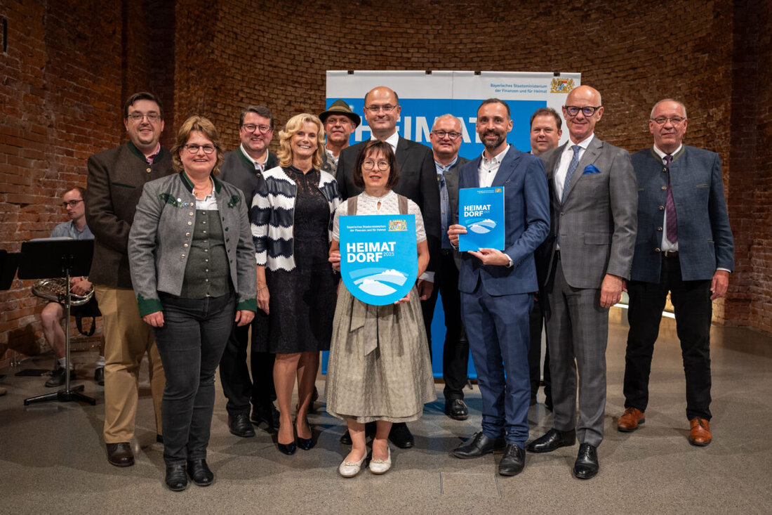 Moosbach. Der Markt Moosbach ist in München als "Heimatdorf 2025" ausgezeichnet worden, als Anerkennung für Lebensqualität, Heimatverbundenheit und bürgerschaftliches Engagement. Die Prämie von 60.000 Euro soll zur Aufwertung des Generationenparks Gruberbach verwendet werden.