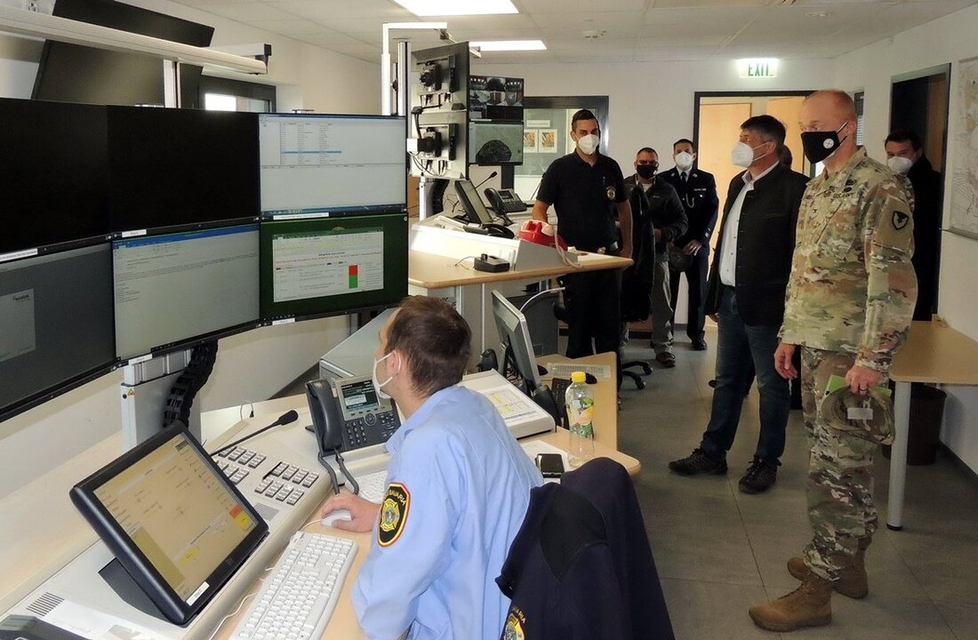 Grafenwöhr. Die „Vereinbarung über gegenseitige Hilfe“ zwischen dem US-Firedepartment der US-Armee Garrison (USAG) Bavaria und den Freiwilligen Feuerwehren der Stadt Grafenwöhr ist unterzeichnet. Bürgermeister Edgar Knobloch und Oberst Christopher Danbeck setzen ihre Unterschriften unter das Dokument und bestätigen somit, was seit Jahrzehnten bereits praktiziert wird.