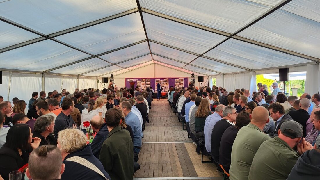 Floß. Motherson Autoelectric hat sein 60-jähriges Bestehen mit einer Jubiläumsparty gefeiert und die Integration in die Motherson Group betont. Der Standort bleibt strategisches Herz der Gruppe mit 14.000 Mitarbeitenden weltweit.