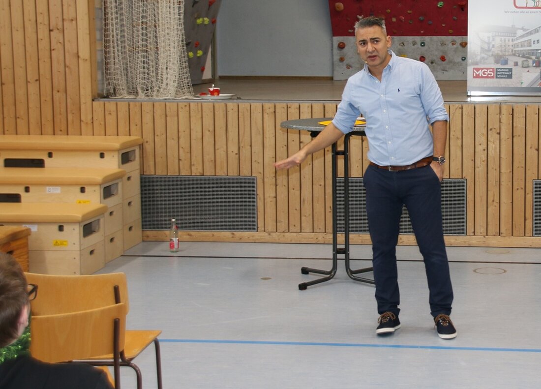 Eschenbach. Osman Citir ist Comedian und Motivationscoach. Sein Auftritt an drei Schulen im “VierStädtedreieck” wird zum Wechselbad der Gefühle: Es wird viel gelacht, gegen Ende fließen sogar Tränen. Von Stefan [&hellip;]