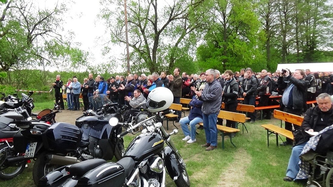 Grafenwöhr/Hütten. Benzingeruch in der Luft, röhrende Motoren und lautes Geknatter: “Egal was ist, der 1. Mai gehört Hütten”, sagt ein Motorradfahrer aus Nürnberg. Diese Meinung teilen tausende Biker, die gemeinsam [&hellip;]