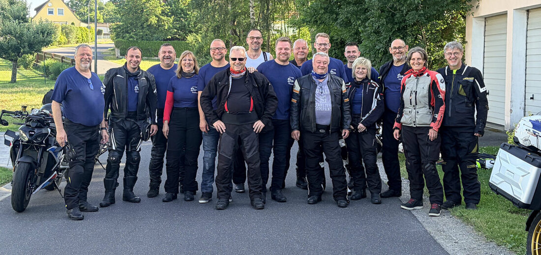 Floß. Die „Motorradfreunde Nervenkitzel“ der Siedlergemeinschaft trotzten der Hitzewelle und starteten zu ihrer neunten Tour. Vier Tage ging es mit 15 Maschinen durchs Zillertal bis Hintertux, Durlassboden und an den Achensee.