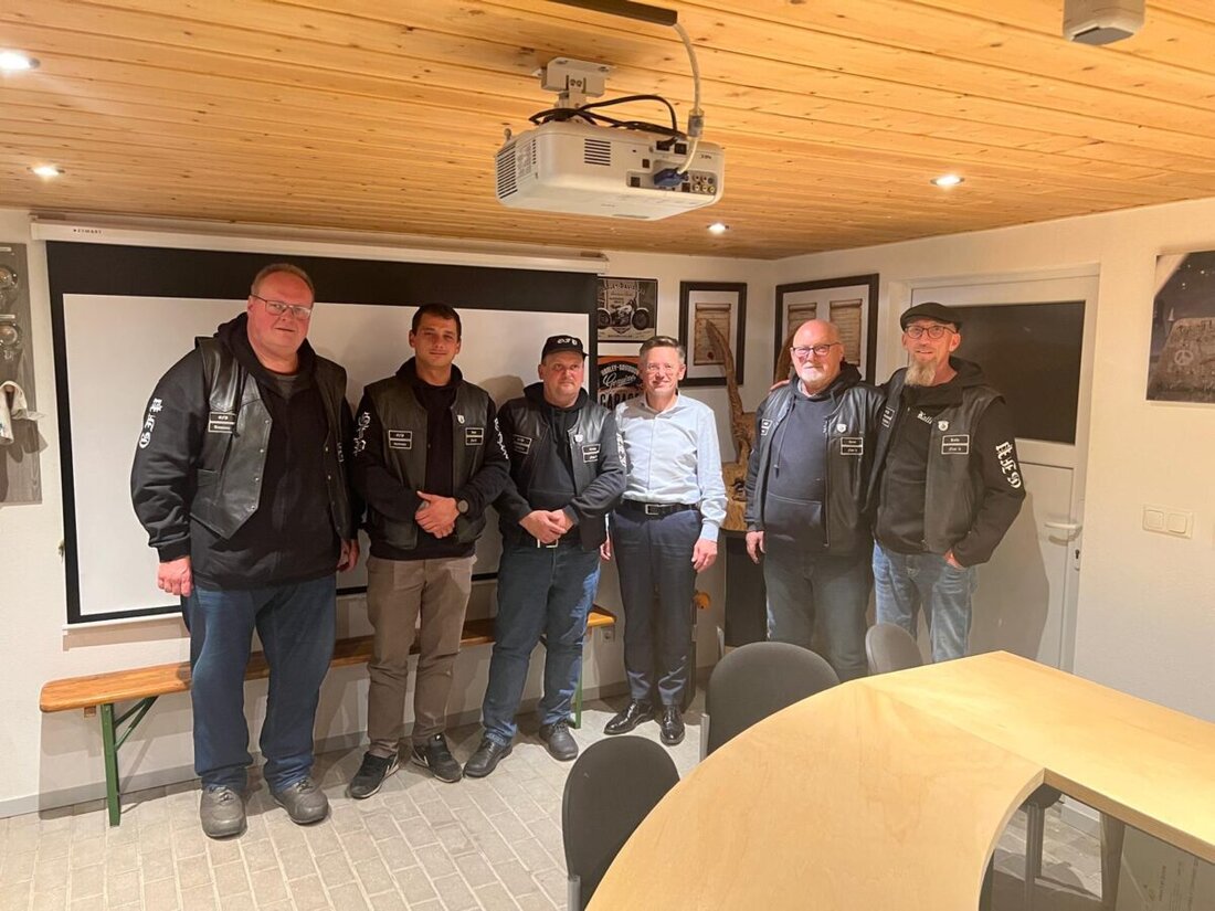 Erbendorf. Die Motorradfreunde Erbendorf diskutierten mit dem Vizepräsidenten des Bayerischen Landtags, Tobias Reiß, über Unterstützung für bayrische Kinderhospize. Bei einer Vorstandssitzung am 30. Oktober 2024 ging es um die Finanzierungslücke von 1,5 Mio. Euro für zwei Kinderhospize.