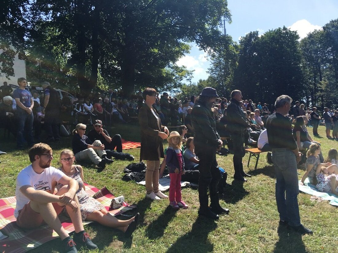 Waldthurn. Auf dem Fahrenberg kommen die Biker zusammen: Motorrad-, Rad- und E-Bike-Fahrer feiern einmal im Jahr gemeinsam einen Gottesdienst.  Von Marie Bauer  Bereits zum 19. Mal fand dieses Jahr der [&hellip;]