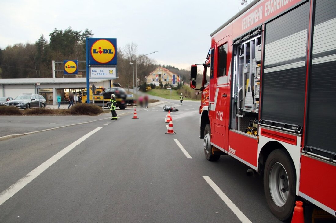 Eschenbach. Ein Motorradfahrer (40) ist bei einem Unfall in der Kirchenthumbacher Straße schwer verletzt worden.  Der Unfallverursacher – ein Mitsubishifahrer (57) – fuhr in Richtung B470 und wollte nach links [&hellip;]