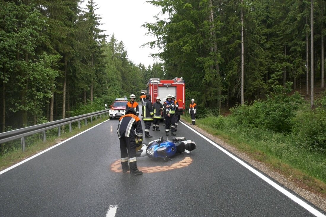 Kulmain. Heute Morgen wurde eine Linkskurve einem jungen Motorradfahrer (24) zum Verhängnis. Bei seinem Sturz verletzte er sich schwer am Bein. Laut Polizei befuhr der Motorradfahrer (24) aus dem Gemeindebereich Kulmain [&hellip;]