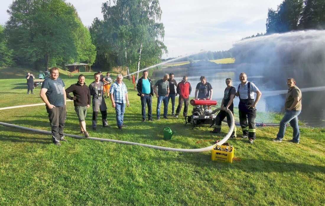 Eslarn. Eine 84 Jahre alte Motorspritze wurde nach einer gründlichen Überholung bei einer besonderen Feuerwehrübung in Eslarn erfolgreich eingesetzt. Sie bewährte sich bereits 1942 bei einem Großbrand und soll nun im neuen Feuerwehrhaus ausgestellt werden.