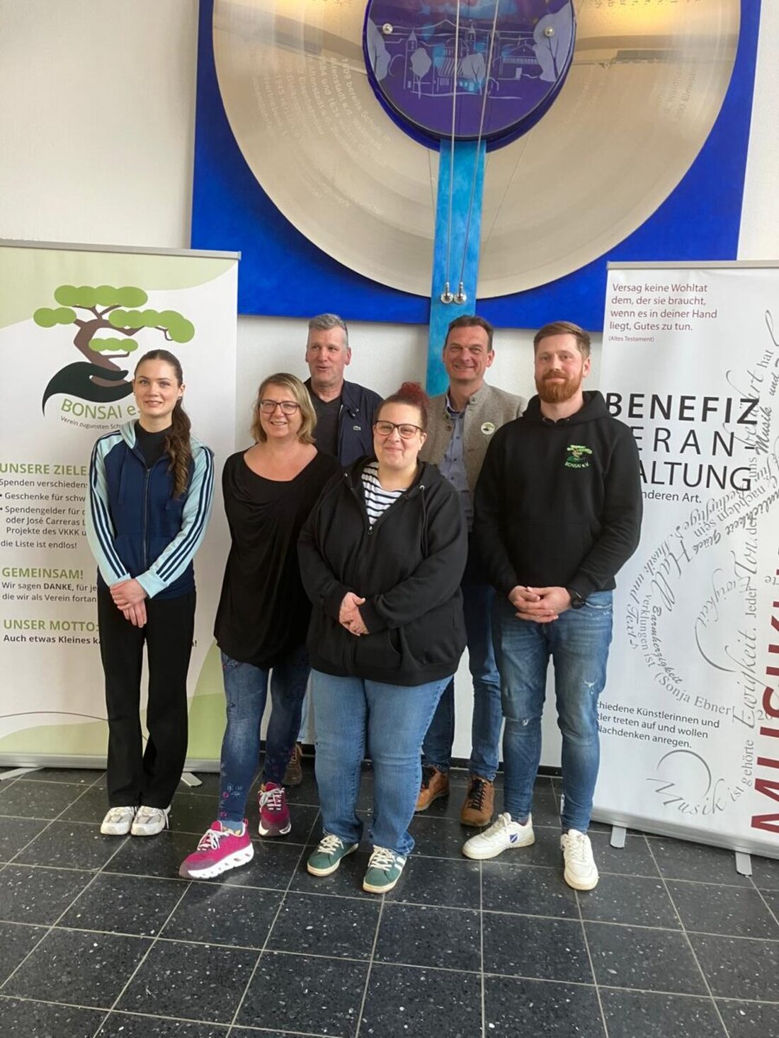 Altenstadt an der Waldnaab. Zum dritten Mal gastierte die MuT-Benefizreihe von Wolfgang Göldner im Rathaus zugunsten Bonsai e. V. Gesang, Texte und Tanz berührten; alle Spenden fließen vollständig an den Verein.