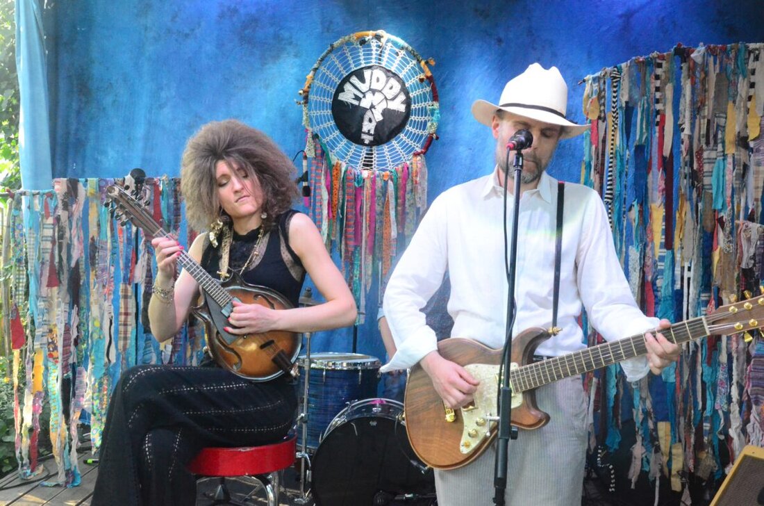 Weiden. Zum wiederholten Mal trat die Bluesband "Muddy What" aus München und Nürnberg auf der Live-Stage im Biergarten des "Parapluie" in Weiden auf. 