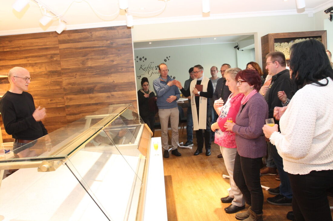Waidhaus. Die Mühlenbäckerei Nahrhaft trotzt der Krise und eröffnet neue Geschäftsräume, während andere Bäckereien schließen müssen. Die Eröffnung wurde mit Segen und einem kleinen Café gefeiert.