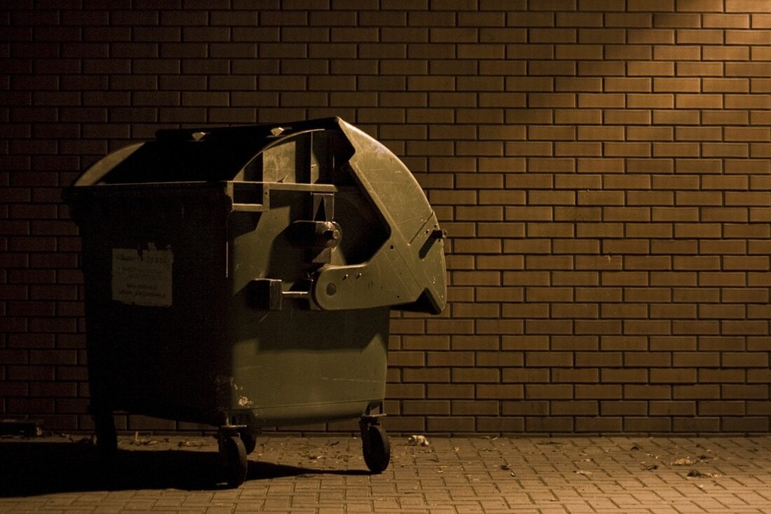 Weiden. In den Nachtstunden von Sonntag, 16. Oktober auf Montag brannte in der Johannisstraße ein Müllcontainer in einem Innenhof einer Asylbewerberunterkunft. Gegen Mitternacht ging bei der Polizei eine Mitteilung über einen Brand [&hellip;]