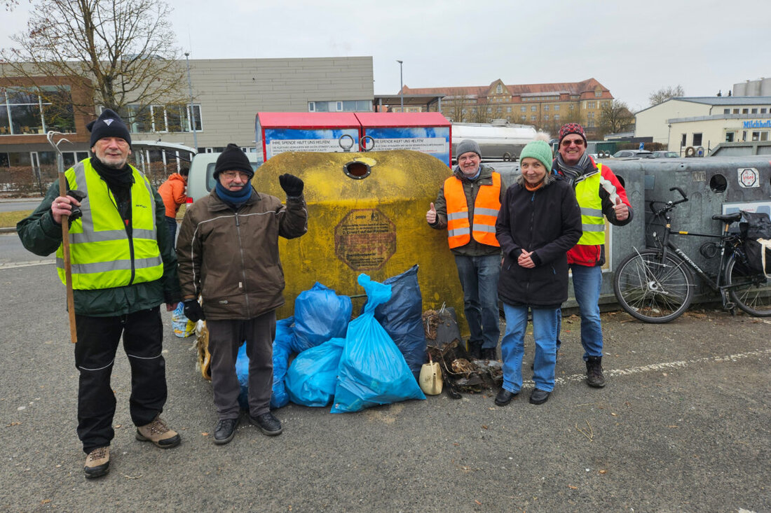 Amberg. Sieben Umweltschützer haben erfolgreich Müll gesammelt, um Amberg sauber zu halten. Als Dank gab's von der städtischen Abfallberatung Brotzeit.